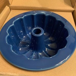 Longaberger Single Bundt Pan. Cornflower blue